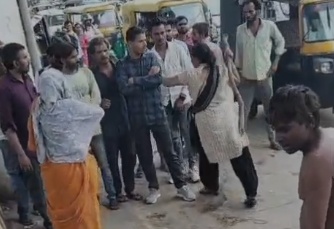 Rewa Crime News: रीवा के सिरमौर चौराहे पर दिनदहाड़े खूनी संघर्ष, कथित अवैध वसूली विवाद में दो युवकों पर लाठी-डंडों से हमला Rewa Crime News: रीवा के सिरमौर चौराहे पर दिनदहाड़े खूनी संघर्ष, कथित अवैध वसूली विवाद में दो युवकों पर लाठी-डंडों से हमला