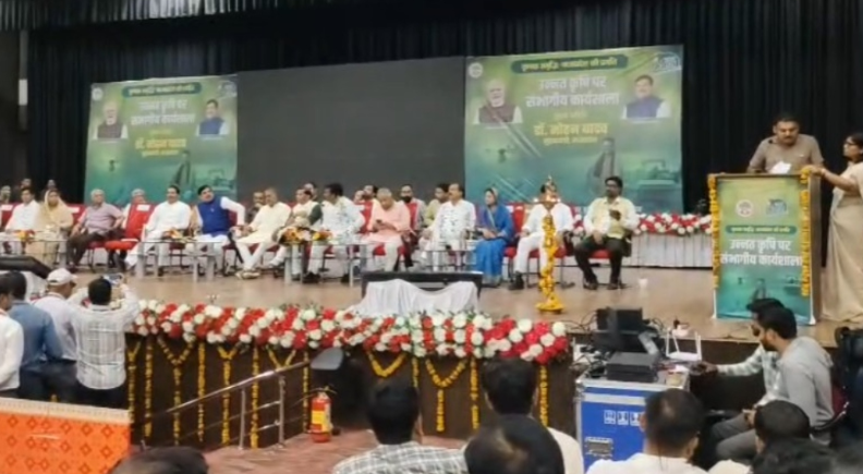 Collector Action: VIP कार्यक्रम में बिजली और साउंड सिस्टम फेल, ग्वालियर कलेक्टर का बड़ा एक्शन; PWD के 4 इंजीनियरों को 24 घंटे का नोटिस Collector Action: VIP कार्यक्रम में बिजली और साउंड सिस्टम फेल, ग्वालियर कलेक्टर का बड़ा एक्शन; PWD के 4 इंजीनियरों को 24 घंटे का नोटिस