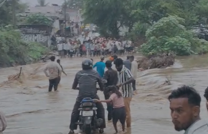 Khandwa Monsoon News: हर बारिश में कैद हो जाते हैं 9 गांव! पुलिया पर पानी चढ़ते ही थम जाती है जिंदगी, स्कूल, अस्पताल और बाजार का रास्ता हो जाता है बंद Khandwa Monsoon News: हर बारिश में कैद हो जाते हैं 9 गांव! पुलिया पर पानी चढ़ते ही थम जाती है जिंदगी, स्कूल, अस्पताल और बाजार का रास्ता हो जाता है बंद
