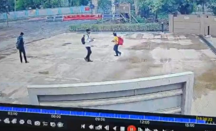 Gwalior News: स्कूल से झूठ बोलकर निकली 12 साल की छात्रा, एयरफोर्स अधिकारी की बेटी 4 घंटे तक रही लापता; CCTV की मदद से हाईवे से मिली सुरक्षित Gwalior News: स्कूल से झूठ बोलकर निकली 12 साल की छात्रा, एयरफोर्स अधिकारी की बेटी 4 घंटे तक रही लापता; CCTV की मदद से हाईवे से मिली सुरक्षित