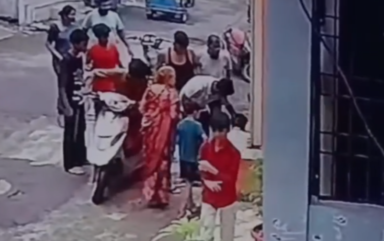Indore Road Accident: घर के बाहर साइकिल चला रहे 13 वर्षीय मासूम को तेज रफ्तार बाइक ने मारी टक्कर, हवा में उछलकर कई फीट दूर गिरा; CCTV में कैद हुआ दर्दनाक हादसा