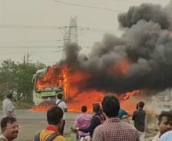 Indore Bus Fire: इंदौर-देवास हाईवे पर दौड़ती बस बनी आग का गोला! चलती बस में लगी भीषण आग, यात्रियों में मची भगदड़ Indore Bus Fire: इंदौर-देवास हाईवे पर दौड़ती बस बनी आग का गोला! चलती बस में लगी भीषण आग, यात्रियों में मची भगदड़