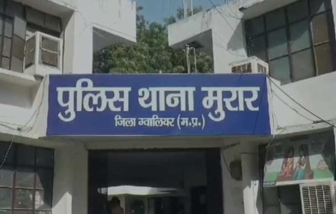 Gwalior Cyber Fraud: फर्जी होटल वेबसाइट का जाल! दिल्ली-आगरा ट्रिप की बुकिंग के नाम पर सेना अधिकारी की पत्नी से ₹50 हजार की साइबर ठगी Gwalior Cyber Fraud: फर्जी होटल वेबसाइट का जाल! दिल्ली-आगरा ट्रिप की बुकिंग के नाम पर सेना अधिकारी की पत्नी से ₹50 हजार की साइबर ठगी
