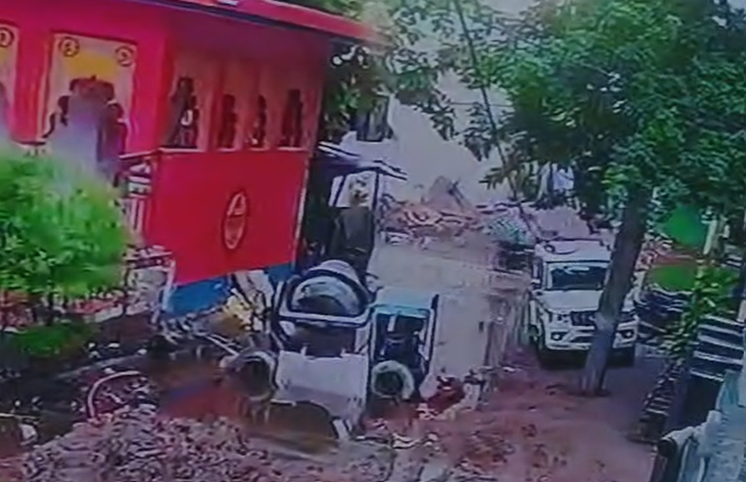 Tikamgarh News: टीकमगढ़ में नगर पालिका की लापरवाही से बड़ा हादसा टला खुले चैंबर में बाइक समेत गिरा युवक, लोगों ने बचाई जान Tikamgarh News: टीकमगढ़ में नगर पालिका की लापरवाही से बड़ा हादसा टला खुले चैंबर में बाइक समेत गिरा युवक, लोगों ने बचाई जान