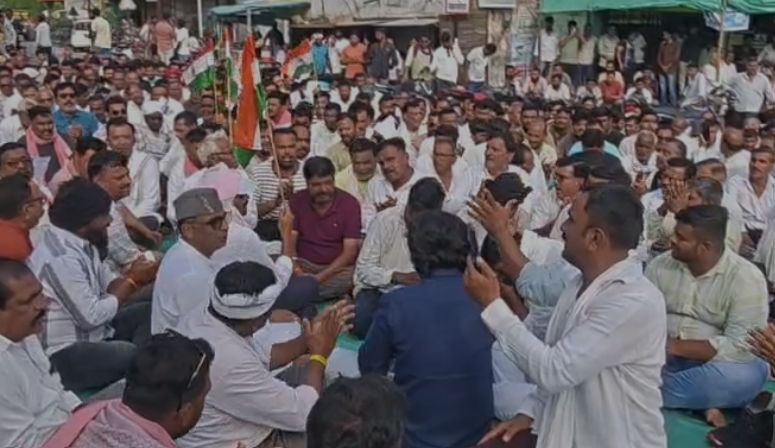 Harda Farmers Protest: हरदा में मूंग खरीदी को लेकर किसान आंदोलन तेज, आधे दिन बंद के बाद चक्काजाम, सरकार के खिलाफ गरजे अन्नदाता Harda Farmers Protest: हरदा में मूंग खरीदी को लेकर किसान आंदोलन तेज, आधे दिन बंद के बाद चक्काजाम, सरकार के खिलाफ गरजे अन्नदाता
