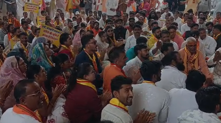 Sanatan Priests Ujjain: महाकाल की नगरी से उठी पुजारियों की हुंकार, मुख्यमंत्री डॉ. मोहन यादव से लगाई न्याय की गुहार; मंदिरों के सरकारीकरण और भूमि नीलामी का किया विरोध Sanatan Priests Ujjain: महाकाल की नगरी से उठी पुजारियों की हुंकार, मुख्यमंत्री डॉ. मोहन यादव से लगाई न्याय की गुहार; मंदिरों के सरकारीकरण और भूमि नीलामी का किया विरोध