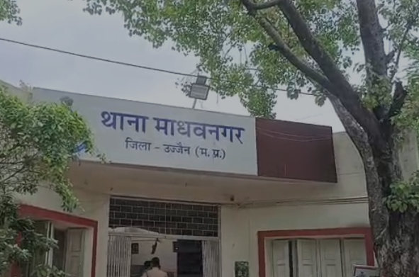 MP Crime News: उज्जैन के फ्रीगंज में बड़ी चोरी, दो मोबाइल शोरूम बने निशाना; लाखों के मोबाइल और कैश लेकर फरार हुए बदमाश, CCTV में कैद हुई वारदात MP Crime News: उज्जैन के फ्रीगंज में बड़ी चोरी, दो मोबाइल शोरूम बने निशाना; लाखों के मोबाइल और कैश लेकर फरार हुए बदमाश, CCTV में कैद हुई वारदात
