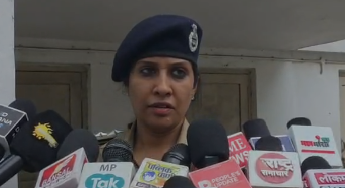 Indore Murder: इंदौर में रिश्तों का खौफनाक अंत डाक विभाग की महिला कर्मचारी की घर में हत्या, पति वारदात के बाद फरार; स्कूल से लौटी बेटी ने देखा खून से लथपथ शव Indore Murder: इंदौर में रिश्तों का खौफनाक अंत डाक विभाग की महिला कर्मचारी की घर में हत्या, पति वारदात के बाद फरार; स्कूल से लौटी बेटी ने देखा खून से लथपथ शव