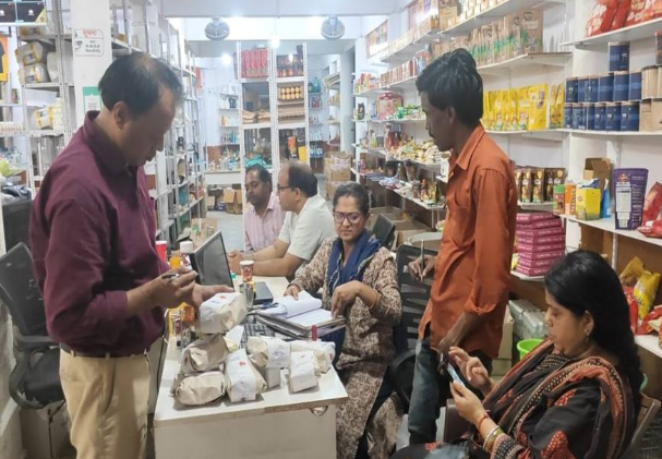 Bhopal Food Raid: भोपाल में एक्सपायरी खाद्य सामग्री का बड़ा खुलासा 50% डिस्काउंट के लालच में लोगों की सेहत से हो रहा था खिलवाड़, खाद्य विभाग ने लाखों का माल जब्त कर FSSAI लाइसेंस किया निलंबित Bhopal Food Raid: भोपाल में एक्सपायरी खाद्य सामग्री का बड़ा खुलासा 50% डिस्काउंट के लालच में लोगों की सेहत से हो रहा था खिलवाड़, खाद्य विभाग ने लाखों का माल जब्त कर FSSAI लाइसेंस किया निलंबित