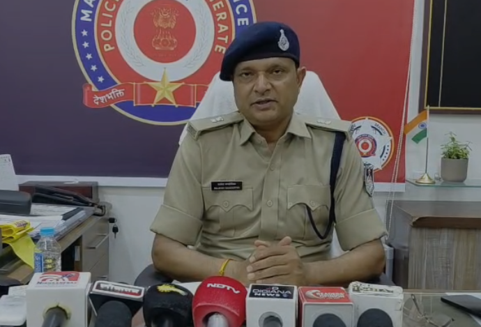 Indore Murder Case: इंदौर महिला डाक कर्मचारी हत्याकांड फरार पति अखिलेश सैनी की तलाश तेज, कई ठिकानों पर पुलिस की दबिश Indore Murder Case: इंदौर महिला डाक कर्मचारी हत्याकांड फरार पति अखिलेश सैनी की तलाश तेज, कई ठिकानों पर पुलिस की दबिश