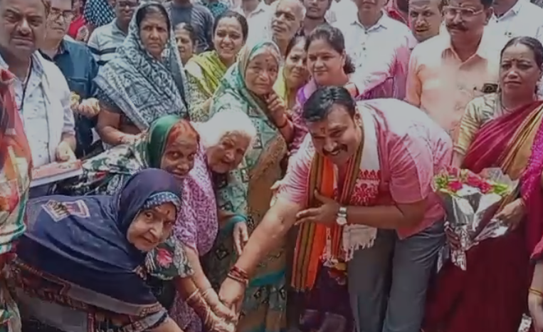Jabalpur Development: जबलपुर उत्तर मध्य विधानसभा में विकास को मिली नई रफ्तार दो प्रमुख सड़कों का भूमिपूजन, बुजुर्ग माताओं ने किया शुभारंभ Jabalpur Development: जबलपुर उत्तर मध्य विधानसभा में विकास को मिली नई रफ्तार दो प्रमुख सड़कों का भूमिपूजन, बुजुर्ग माताओं ने किया शुभारंभ