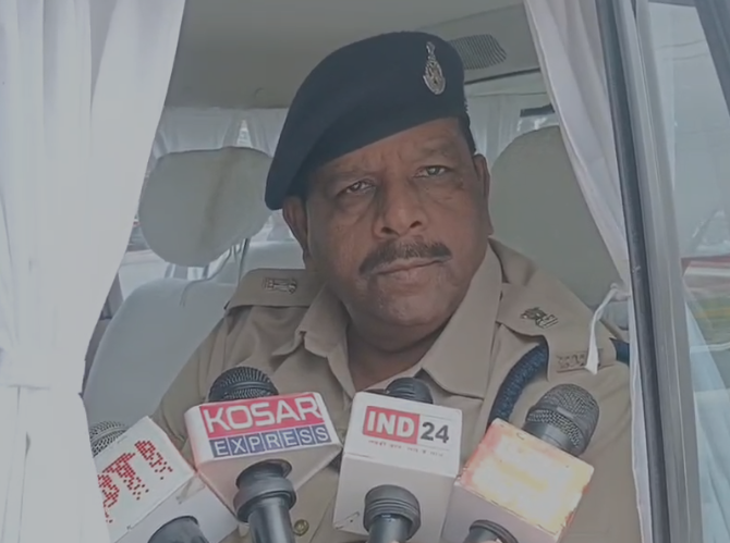 Dewas News: देवास में माँ-बेटे की संदिग्ध मौत से सनसनी गांव की काकड़ पर मिले दोनों के शव, जहरीले पदार्थ की बोतल बरामद, हर एंगल से जांच में जुटी पुलिस Dewas News: देवास में माँ-बेटे की संदिग्ध मौत से सनसनी गांव की काकड़ पर मिले दोनों के शव, जहरीले पदार्थ की बोतल बरामद, हर एंगल से जांच में जुटी पुलिस