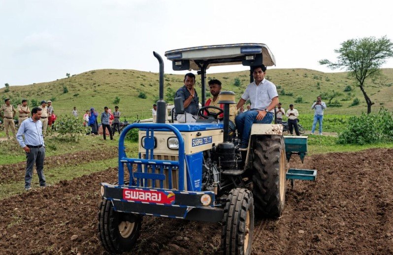 Jhabua Tractor SDM: ‘ट्रैक्टर वाले SDM’ की पूरे झाबुआ में चर्चा दबंगों से छुड़वाई किसान की जमीन, खुद ट्रैक्टर पर बैठकर करवाई सोयाबीन की बुआई Jhabua Tractor SDM: ‘ट्रैक्टर वाले SDM’ की पूरे झाबुआ में चर्चा दबंगों से छुड़वाई किसान की जमीन, खुद ट्रैक्टर पर बैठकर करवाई सोयाबीन की बुआई
