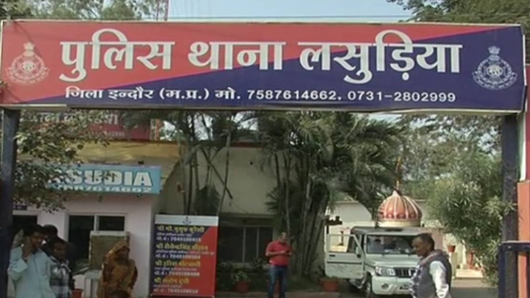 Indore Blackmail Case: इंदौर में शराब कारोबारी और RTI एक्टिविस्ट के विवाद ने पकड़ा तूल ब्लैकमेलिंग की शिकायत करने वाले पर ही FIR, 10 लाख की रंगदारी के आरोपों से गर्माया मामला