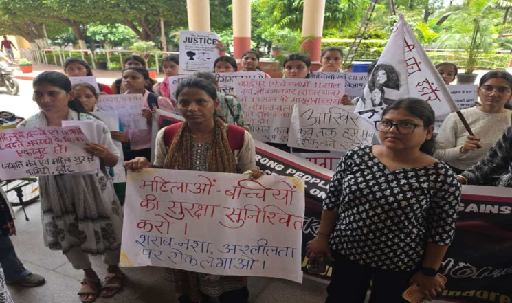 Indore Student Safety: इंदौर में छात्राओं की सुरक्षा पर उठे गंभीर सवाल कलेक्टर कार्यालय पहुंचीं छात्राएं, छेड़छाड़, पीछा करने और अश्लील हरकतों की शिकायत Indore Student Safety: इंदौर में छात्राओं की सुरक्षा पर उठे गंभीर सवाल कलेक्टर कार्यालय पहुंचीं छात्राएं, छेड़छाड़, पीछा करने और अश्लील हरकतों की शिकायत