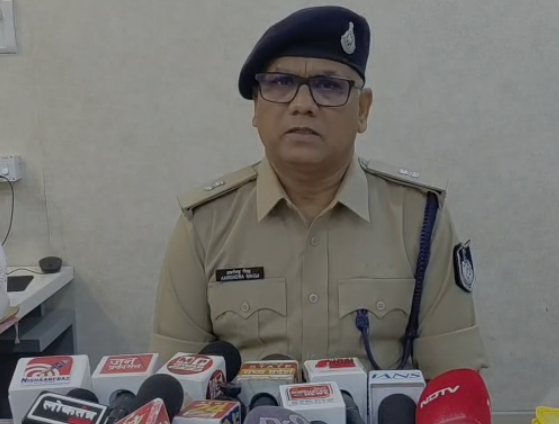 Indore Murder Case: इंदौर पोस्टल अधिकारी हत्याकांड फरार आरोपी पति पर 10 हजार रुपये का इनाम घोषित, पुलिस की कई टीमें तलाश में जुटीं Indore Murder Case: इंदौर पोस्टल अधिकारी हत्याकांड फरार आरोपी पति पर 10 हजार रुपये का इनाम घोषित, पुलिस की कई टीमें तलाश में जुटीं