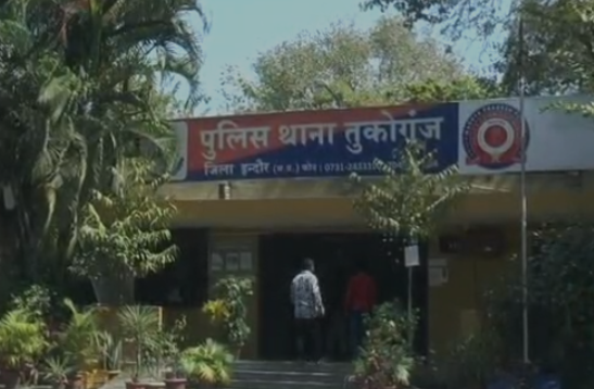 Indore Drug Bust: इंदौर में तुकोगंज पुलिस की बड़ी कार्रवाई डेढ़ लाख की ब्राउन शुगर के साथ शातिर तस्कर गिरफ्तार, 8 आपराधिक मामले पहले से दर्ज Indore Drug Bust: इंदौर में तुकोगंज पुलिस की बड़ी कार्रवाई डेढ़ लाख की ब्राउन शुगर के साथ शातिर तस्कर गिरफ्तार, 8 आपराधिक मामले पहले से दर्ज