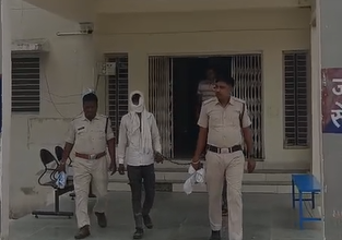 Rewa Murder: नशे में रिश्तों का कत्ल दादी को बचाने पहुंचे बाबा की नाती ने लाठियों से पीट-पीटकर की हत्या, 12 घंटे में आरोपी गिरफ्तार Rewa Murder: नशे में रिश्तों का कत्ल दादी को बचाने पहुंचे बाबा की नाती ने लाठियों से पीट-पीटकर की हत्या, 12 घंटे में आरोपी गिरफ्तार