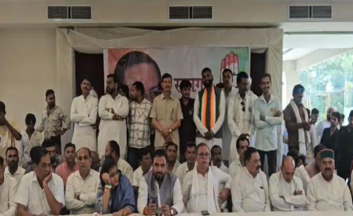 MP Congress: MP कांग्रेस में मचा सियासी भूचाल विधायक भेरू सिंह परिहार ने वरिष्ठ नेताओं पर खोला मोर्चा, बोले- उपेक्षा बंद नहीं हुई तो पार्टी छोड़ने पर करूंगा विचार MP Congress: MP कांग्रेस में मचा सियासी भूचाल विधायक भेरू सिंह परिहार ने वरिष्ठ नेताओं पर खोला मोर्चा, बोले- उपेक्षा बंद नहीं हुई तो पार्टी छोड़ने पर करूंगा विचार