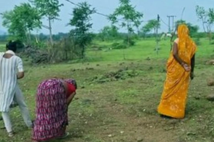 Sagar News: सागर की बंजर जमीन से निकल रहा रहस्यमयी ‘खजाना’! मोतीनुमा मनकों की खोज में उमड़े ग्रामीण, 25 हजार रुपये तक में बिक रहा एक दाना; पुरातत्व विभाग भी जांच में जुटा Sagar News: सागर की बंजर जमीन से निकल रहा रहस्यमयी ‘खजाना’! मोतीनुमा मनकों की खोज में उमड़े ग्रामीण, 25 हजार रुपये तक में बिक रहा एक दाना; पुरातत्व विभाग भी जांच में जुटा
