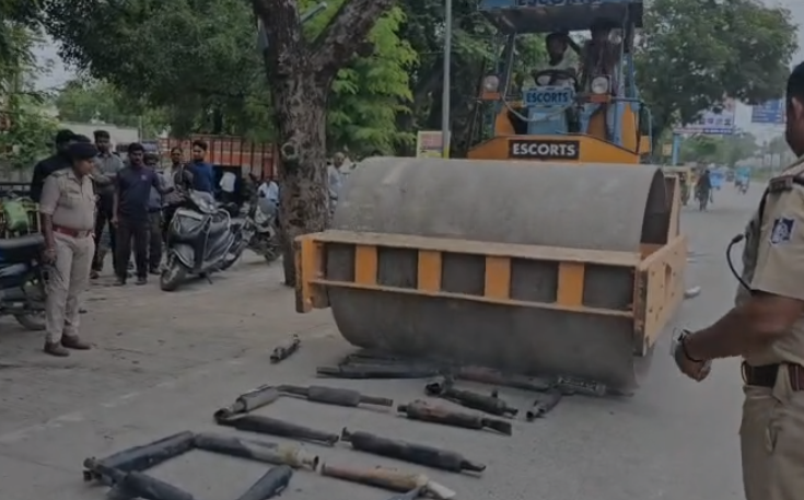Rewa Traffic: रीवा में मॉडिफाइड बुलेट साइलेंसरों पर चला बुलडोजर 100 से ज्यादा अवैध साइलेंसर किए गए नष्ट, यातायात पुलिस का बड़ा अभियान Rewa Traffic: रीवा में मॉडिफाइड बुलेट साइलेंसरों पर चला बुलडोजर 100 से ज्यादा अवैध साइलेंसर किए गए नष्ट, यातायात पुलिस का बड़ा अभियान