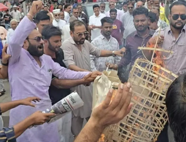 Khandwa Protest: खंडवा में किसानों का हल्ला बोल ई-टोकन व्यवस्था के खिलाफ कांग्रेस का उग्र प्रदर्शन, पुलिस ने वाटर कैनन से रोका; CM मोहन और शिवराज के पुतले फूंके Khandwa Protest: खंडवा में किसानों का हल्ला बोल ई-टोकन व्यवस्था के खिलाफ कांग्रेस का उग्र प्रदर्शन, पुलिस ने वाटर कैनन से रोका; CM मोहन और शिवराज के पुतले फूंके