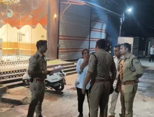 Ujjain Shooting: उज्जैन में पुरानी रंजिश ने लिया खूनी रूप युवक को मारी गोली, मौत; बचाने पहुंचे परिजनों पर भी हमला, इलाके में भारी पुलिस बल तैनात Ujjain Shooting: उज्जैन में पुरानी रंजिश ने लिया खूनी रूप युवक को मारी गोली, मौत; बचाने पहुंचे परिजनों पर भी हमला, इलाके में भारी पुलिस बल तैनात