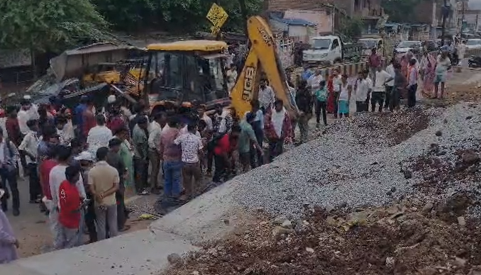 Gwalior Wall Collapse: ग्वालियर में नगर निगम की दीवार बनी मौत का जाल भरभराकर गिरी दीवार के मलबे में दबे तीन लोग, दो को निकाला गया; महिला को बचाने के लिए युद्धस्तर पर रेस्क्यू जारी Gwalior Wall Collapse: ग्वालियर में नगर निगम की दीवार बनी मौत का जाल भरभराकर गिरी दीवार के मलबे में दबे तीन लोग, दो को निकाला गया; महिला को बचाने के लिए युद्धस्तर पर रेस्क्यू जारी