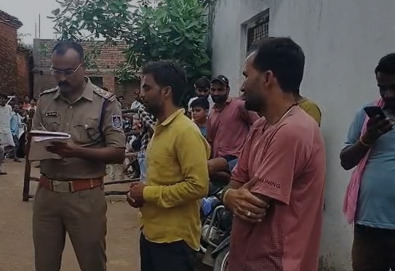 MP Crime: टीकमगढ़ में चोरों का आतंक जारी बम्होरी कलां के बाद नौरपारा में बड़ी चोरी, 5 ताले तोड़कर 20 लाख का माल ले उड़े बदमाश; डॉग स्क्वॉड समेत कई थानों की पुलिस जांच में जुटी MP Crime: टीकमगढ़ में चोरों का आतंक जारी बम्होरी कलां के बाद नौरपारा में बड़ी चोरी, 5 ताले तोड़कर 20 लाख का माल ले उड़े बदमाश; डॉग स्क्वॉड समेत कई थानों की पुलिस जांच में जुटी