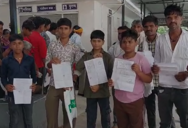 Tikamgarh Hospital: टीकमगढ़ के राजेंद्र अस्पताल में जन्म प्रमाण पत्र के लिए भटक रहे लोग: घंटों लाइन, कंप्यूटर ऑपरेटर नदारद, लापरवाही और भ्रष्टाचार के आरोप; स्कूल एडमिशन पर भी संकट Tikamgarh Hospital: टीकमगढ़ के राजेंद्र अस्पताल में जन्म प्रमाण पत्र के लिए भटक रहे लोग: घंटों लाइन, कंप्यूटर ऑपरेटर नदारद, लापरवाही और भ्रष्टाचार के आरोप; स्कूल एडमिशन पर भी संकट