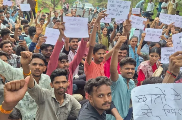 Barwani Students: NEET पेपर लीक विवाद पर बड़वानी में छात्रों का बड़ा प्रदर्शन, शिक्षा मंत्री के इस्तीफे की मांग, कलेक्टर कार्यालय के बाहर जमकर नारेबाजी Barwani Students: NEET पेपर लीक विवाद पर बड़वानी में छात्रों का बड़ा प्रदर्शन, शिक्षा मंत्री के इस्तीफे की मांग, कलेक्टर कार्यालय के बाहर जमकर नारेबाजी