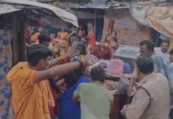 Indore Encroachment: इंदौर में सरकारी कार्रवाई पर हमला कब्जा हटाने पहुंची प्रशासनिक टीम पर पथराव और मारपीट, एसडीएम के आदेश के बावजूद नहीं मिला 1000 वर्गफीट प्लॉट का कब्जा Indore Encroachment: इंदौर में सरकारी कार्रवाई पर हमला कब्जा हटाने पहुंची प्रशासनिक टीम पर पथराव और मारपीट, एसडीएम के आदेश के बावजूद नहीं मिला 1000 वर्गफीट प्लॉट का कब्जा