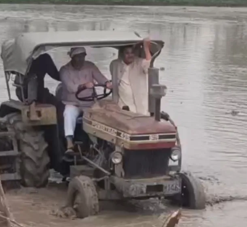 MP News: दतिया उपचुनाव प्रचार के बीच खेत पहुंचे जीतू पटवारी, ट्रैक्टर चलाकर किसानों संग किया काम, वीडियो वायरल MP News: दतिया उपचुनाव प्रचार के बीच खेत पहुंचे जीतू पटवारी, ट्रैक्टर चलाकर किसानों संग किया काम, वीडियो वायरल