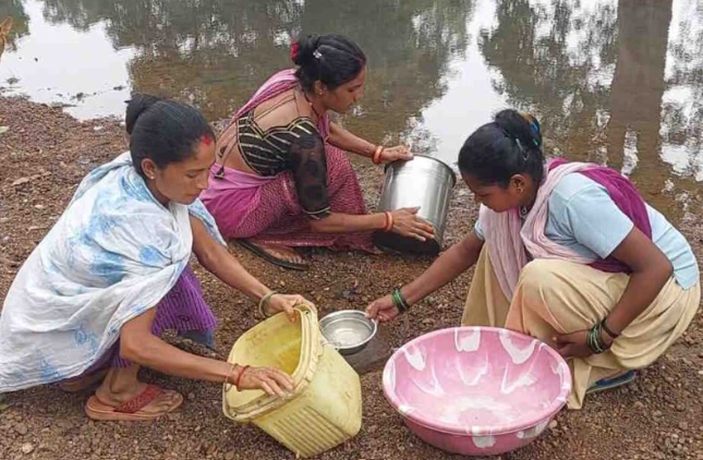 CG News: जल जीवन मिशन की खुली पोल! दो साल से अधूरी पड़ी योजना, टंकी बनी शोपीस, नदी के झरिया से प्यास बुझा रहे ग्रामीण CG News: जल जीवन मिशन की खुली पोल! दो साल से अधूरी पड़ी योजना, टंकी बनी शोपीस, नदी के झरिया से प्यास बुझा रहे ग्रामीण