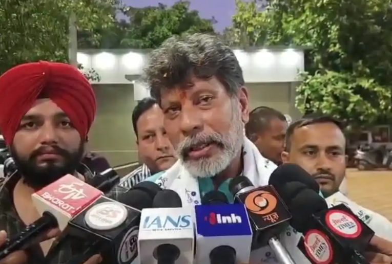 CG Politics: पीएम मोदी पर कांग्रेस के पोस्टर से छत्तीसगढ़ की राजनीति गरमाई, BJP प्रदेश अध्यक्ष किरण सिंहदेव ने किया पलटवार CG Politics: पीएम मोदी पर कांग्रेस के पोस्टर से छत्तीसगढ़ की राजनीति गरमाई, BJP प्रदेश अध्यक्ष किरण सिंहदेव ने किया पलटवार