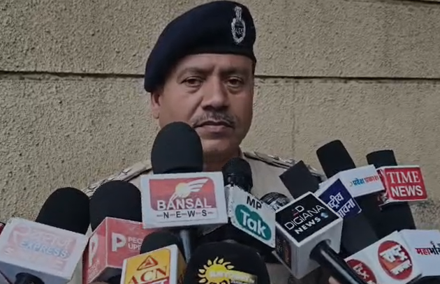 Indore Car Wash Fight: इंदौर में कार वॉश सेंटर पर बवाल मामूली टक्कर से शुरू हुआ विवाद, युवक को कार की डिक्की में किया बंद, VIDEO वायरल Indore Car Wash Fight: इंदौर में कार वॉश सेंटर पर बवाल मामूली टक्कर से शुरू हुआ विवाद, युवक को कार की डिक्की में किया बंद, VIDEO वायरल
