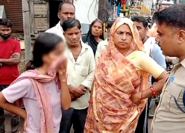 Rewa Viral News: रीवा में बीच सड़क हाई वोल्टेज ड्रामा प्रेम-प्रसंग को लेकर युवती ने मां को पहचानने से किया इनकार, पुलिस ने संभाला मामला Rewa Viral News: रीवा में बीच सड़क हाई वोल्टेज ड्रामा प्रेम-प्रसंग को लेकर युवती ने मां को पहचानने से किया इनकार, पुलिस ने संभाला मामला