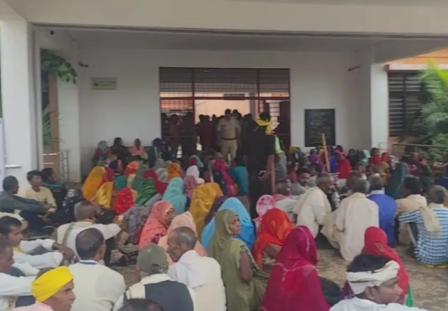 ‘Mauganj News: पहले घर तोड़ा, अब रहने को छत भी नहीं’… मऊगंज में 21 दिनों से खुले आसमान के नीचे जिंदगी काट रहे आदिवासी परिवार, पुनर्वास की मांग को लेकर कलेक्ट्रेट का किया घेराव ‘Mauganj News: पहले घर तोड़ा, अब रहने को छत भी नहीं’… मऊगंज में 21 दिनों से खुले आसमान के नीचे जिंदगी काट रहे आदिवासी परिवार, पुनर्वास की मांग को लेकर कलेक्ट्रेट का किया घेराव