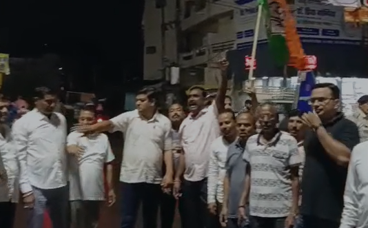 MP Politics: छात्रों पर लाठीचार्ज के विरोध में सीहोर में कांग्रेस का उग्र प्रदर्शन, जिलाध्यक्ष राजीव गुजराती के नेतृत्व में केंद्र सरकार का फूंका पुतला MP Politics: छात्रों पर लाठीचार्ज के विरोध में सीहोर में कांग्रेस का उग्र प्रदर्शन, जिलाध्यक्ष राजीव गुजराती के नेतृत्व में केंद्र सरकार का फूंका पुतला