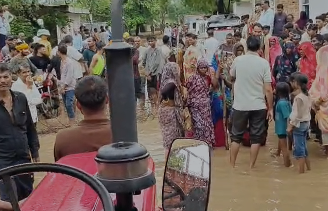 Tikamgarh News: टीकमगढ़ सड़क पर घुटनों तक पानी भरने से फूटा ग्रामीणों का गुस्सा, बैरवार गांव में लगाया चक्काजाम; तहसीलदार के आश्वासन के बाद खुला रास्ता Tikamgarh News: टीकमगढ़ सड़क पर घुटनों तक पानी भरने से फूटा ग्रामीणों का गुस्सा, बैरवार गांव में लगाया चक्काजाम; तहसीलदार के आश्वासन के बाद खुला रास्ता