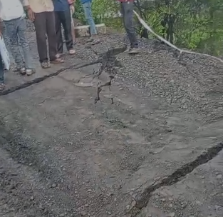 NH 146 Road Collapse: पहली बारिश में धंसी करोड़ों की सड़क! NH-146 पर बही पुलिया, भोपाल-सागर मार्ग ठप; निर्माण गुणवत्ता पर उठे गंभीर सवाल NH 146 Road Collapse: पहली बारिश में धंसी करोड़ों की सड़क! NH-146 पर बही पुलिया, भोपाल-सागर मार्ग ठप; निर्माण गुणवत्ता पर उठे गंभीर सवाल