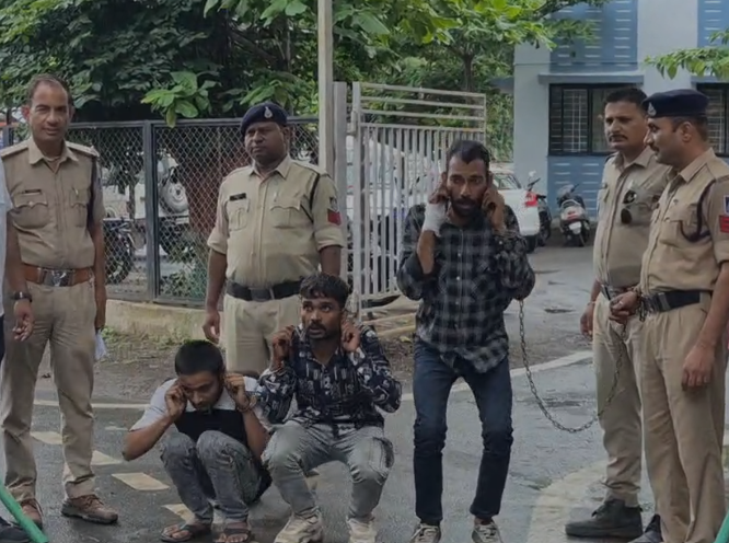 Harda Police: हरदा पुलिस का त्वरित एक्शन 4 घंटे में सुलझी लाखों की चोरी, तीन आरोपी गिरफ्तार; शहर में उठक-बैठक कराकर निकाला जुलूस Harda Police: हरदा पुलिस का त्वरित एक्शन 4 घंटे में सुलझी लाखों की चोरी, तीन आरोपी गिरफ्तार; शहर में उठक-बैठक कराकर निकाला जुलूस