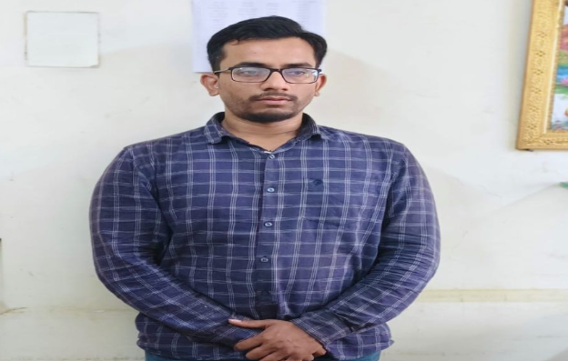 Jitu Patwari News: ड्रग्स-सट्टा-भूमि कारोबार मामले में PCC चीफ जीतू पटवारी के परिवार पर जांच का शिकंजा, नाना के बाद भाई भरत पटवारी को पुलिस का नोटिस Jitu Patwari News: ड्रग्स-सट्टा-भूमि कारोबार मामले में PCC चीफ जीतू पटवारी के परिवार पर जांच का शिकंजा, नाना के बाद भाई भरत पटवारी को पुलिस का नोटिस