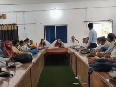 MP News: मैहर कलेक्टर की बड़ी कार्रवाई, CM हेल्पलाइन में लापरवाही पर 40 से अधिक अधिकारियों को नोटिस, वेतन कटौती के निर्देश MP News: मैहर कलेक्टर की बड़ी कार्रवाई, CM हेल्पलाइन में लापरवाही पर 40 से अधिक अधिकारियों को नोटिस, वेतन कटौती के निर्देश