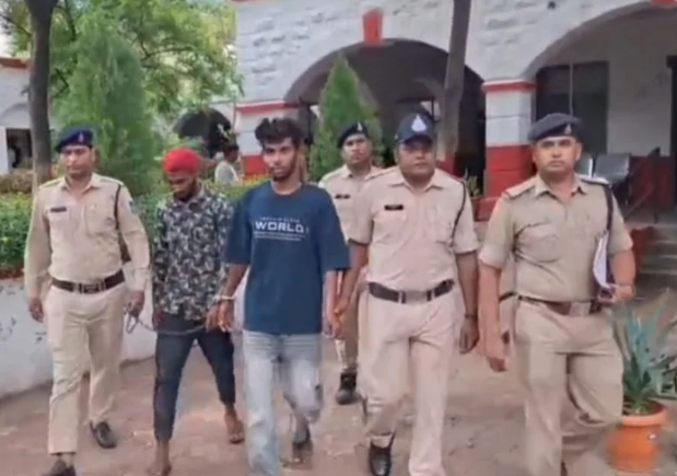 MP Crime News: खंडवा में हथियार तस्करी का पर्दाफाश, 2 युवक गिरफ्तार; 4 देसी पिस्टल और 3 मैगजीन जब्त, नेटवर्क की जांच शुरू MP Crime News: खंडवा में हथियार तस्करी का पर्दाफाश, 2 युवक गिरफ्तार; 4 देसी पिस्टल और 3 मैगजीन जब्त, नेटवर्क की जांच शुरू