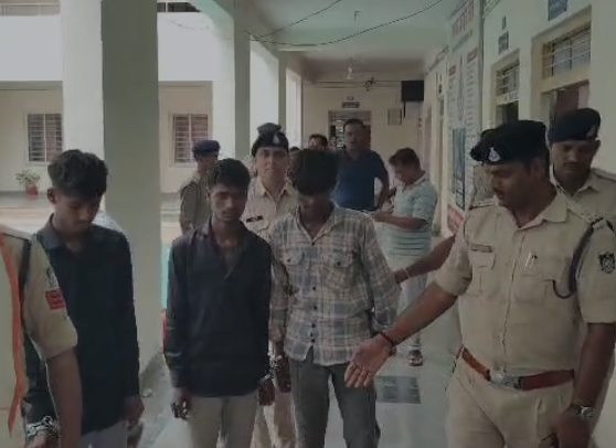 Shadora Police Action: अशोकनगर में कबाड़ बीनने की आड़ में करते थे घरों की रेकी, फिर देते थे लाखों की चोरी को अंजाम; पुलिस ने 3 शातिर चोरों को दबोचा Shadora Police Action: अशोकनगर में कबाड़ बीनने की आड़ में करते थे घरों की रेकी, फिर देते थे लाखों की चोरी को अंजाम; पुलिस ने 3 शातिर चोरों को दबोचा