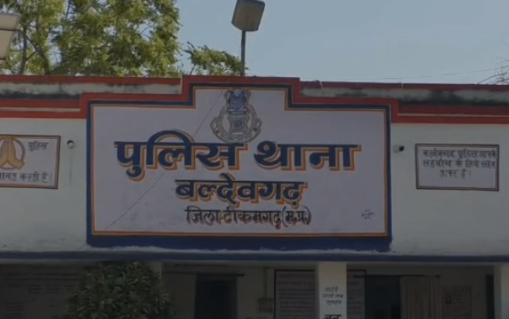 Tikamgarh News: टीकमगढ़ में रेत माफिया और नायब तहसीलदार आमने-सामने, रिश्वत और मारपीट के आरोपों से मचा बवाल; दोनों पक्षों ने दर्ज कराई शिकायत Tikamgarh News: टीकमगढ़ में रेत माफिया और नायब तहसीलदार आमने-सामने, रिश्वत और मारपीट के आरोपों से मचा बवाल; दोनों पक्षों ने दर्ज कराई शिकायत