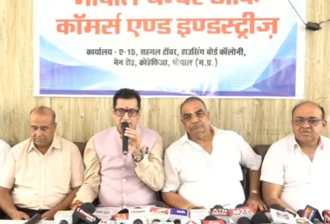 Bhopal Traders Notice: भोपाल में 30 हजार व्यापारियों को नोटिस से मचा हड़कंप, चैंबर ऑफ कॉमर्स ने निगम की कार्रवाई पर लगाई रोक की मांग Bhopal Traders Notice: भोपाल में 30 हजार व्यापारियों को नोटिस से मचा हड़कंप, चैंबर ऑफ कॉमर्स ने निगम की कार्रवाई पर लगाई रोक की मांग