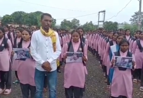 Khandwa School: खंडवा के सरकारी स्कूल प्राचार्य सस्पेंड छात्राओं से सोनम वांगचुक के समर्थन में बनवाया वीडियो, वायरल होने पर हुई कार्रवाई Khandwa School: खंडवा के सरकारी स्कूल प्राचार्य सस्पेंड छात्राओं से सोनम वांगचुक के समर्थन में बनवाया वीडियो, वायरल होने पर हुई कार्रवाई