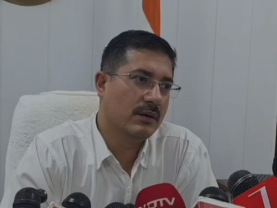 Omkareshwar News: ओंकारेश्वर में सिस्टम की बड़ी लापरवाही! खुले सेप्टिक टैंक में गिरकर 3 वर्षीय मासूम की मौत, जिम्मेदारों पर कार्रवाई की उठी मांग Omkareshwar News: ओंकारेश्वर में सिस्टम की बड़ी लापरवाही! खुले सेप्टिक टैंक में गिरकर 3 वर्षीय मासूम की मौत, जिम्मेदारों पर कार्रवाई की उठी मांग